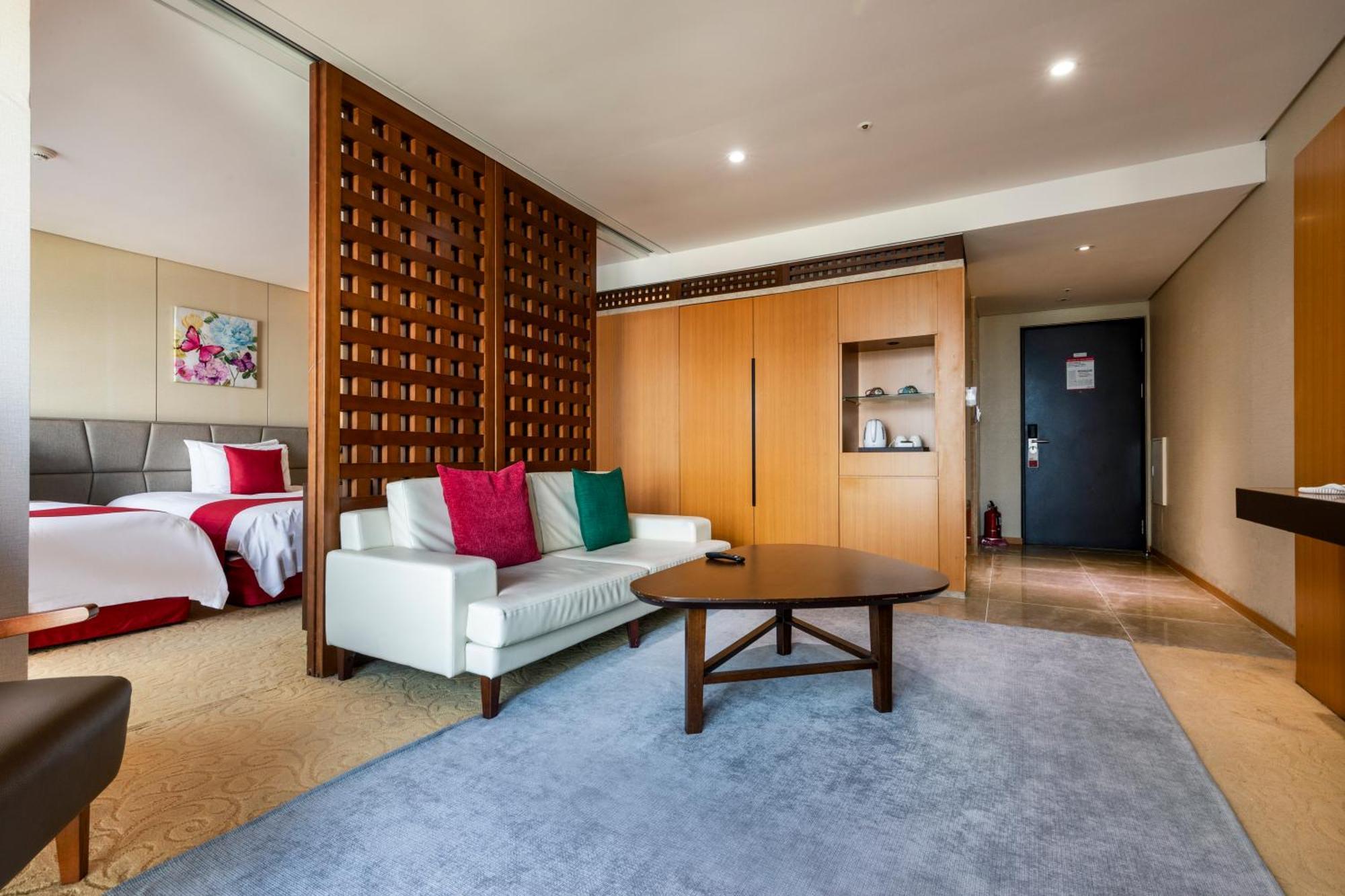 מלון Ramada By Wyndham Jeju Hamdeok מראה חיצוני תמונה