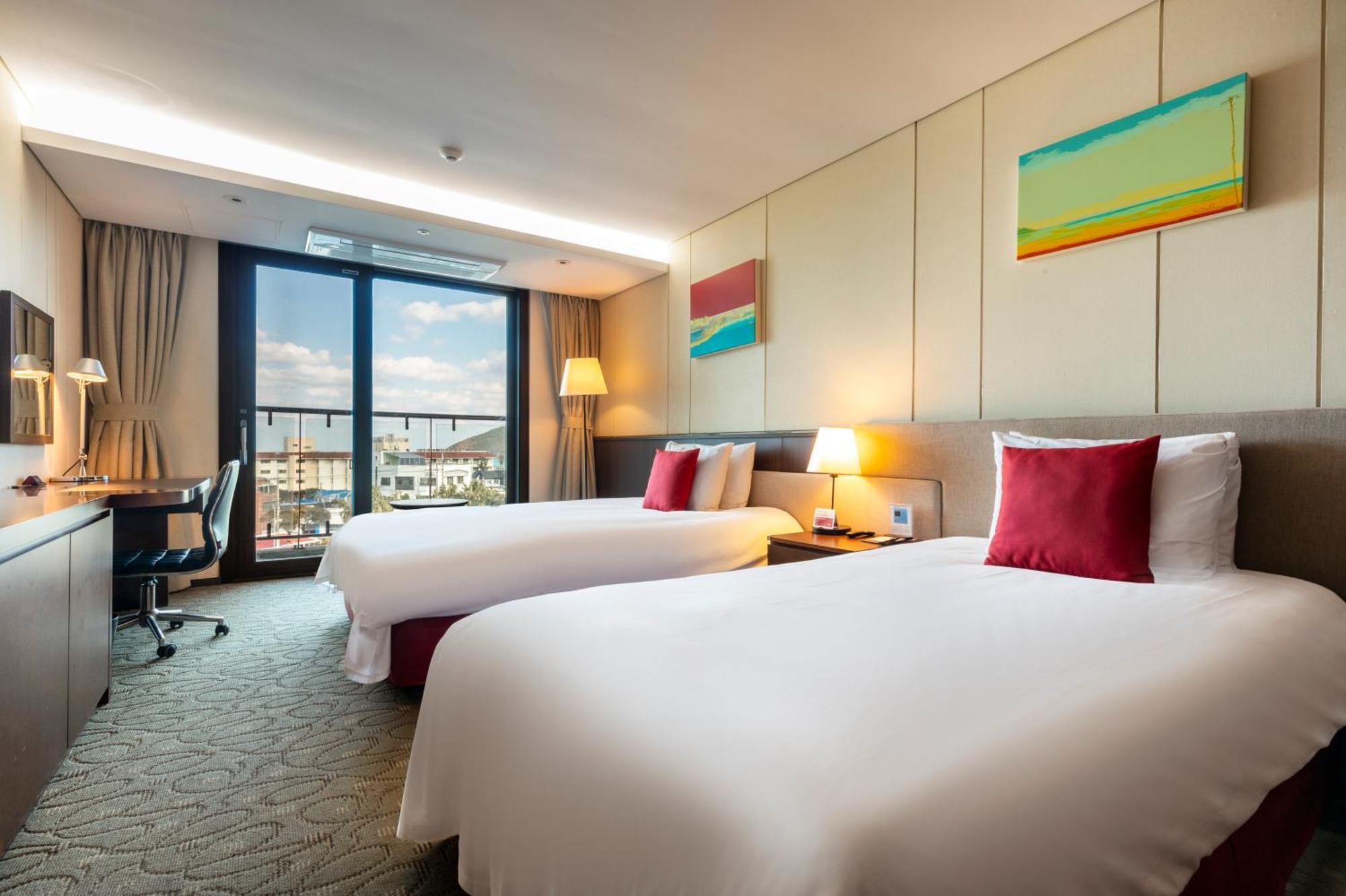 מלון Ramada By Wyndham Jeju Hamdeok מראה חיצוני תמונה